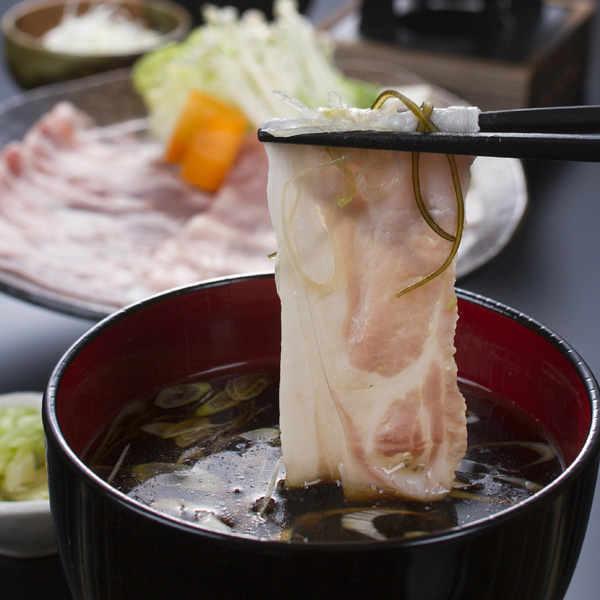 【15247】日本の米育ち金華豚・三元豚合い盛り 二つの味わい しゃぶ鍋ギフト(1,000g)JHS-47[冷凍便]